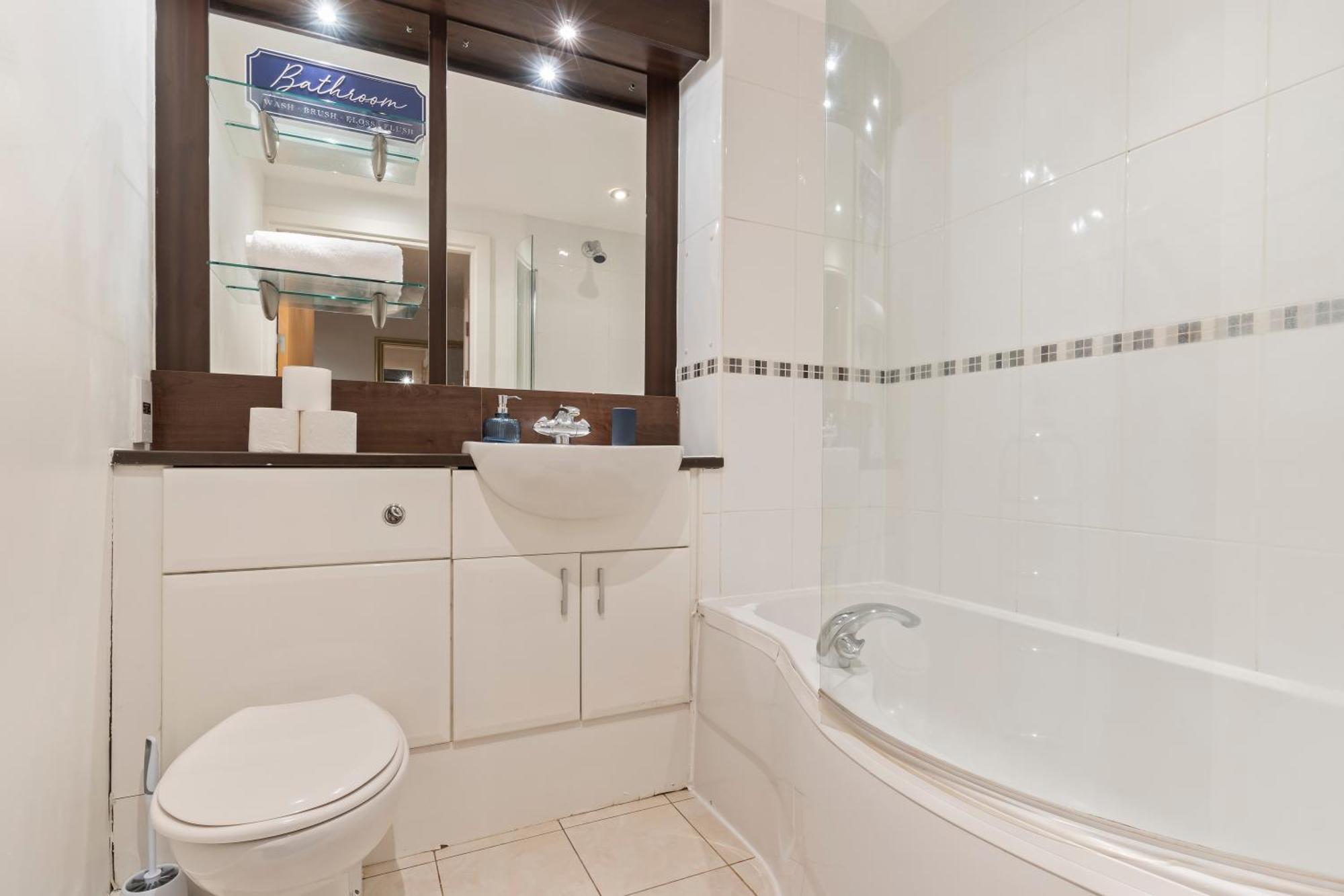 Spacious 2 Bedroom Apartment-City Centre - Free Parking- Sleeps 5 Birmingham Extérieur photo